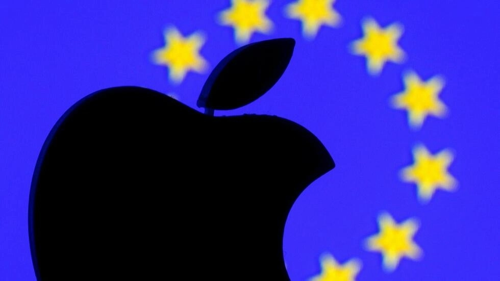 EUの旗の前にあるアップルのロゴ。EUは、オンラインビジネスを管理する規則の見直しの真っ最中です。© REUTERS/Dado Ruvic