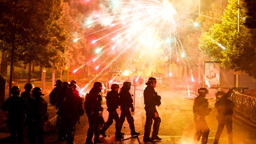 フランスの警察は、2023年6月30日、フランスのパリ郊外のナンテールでフランス警察に殺されたナヘルの死後、若者との衝突中に花火が鳴る位置に立っている。© REUTERS/ゴンサロ・フエンテス