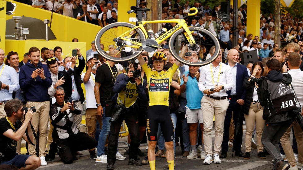チームジャンボ・ヴィスマのジョナス・ヴィンゲガードは、シャンゼリゼ通りでツール・ド・フランスで優勝したことを祝うために自転車を持ち上げる - パリ、フランス - 2023年7月23日 チームジャンボ・ヴィスマのジョナス・ヴィンゲガードは、シャンゼリゼ通りでツール・ド・フランスの優勝を祝うために自転車を持ち上げる - フランス、パリ - 2023年7月23日 ロイター - ステファン・マヘ