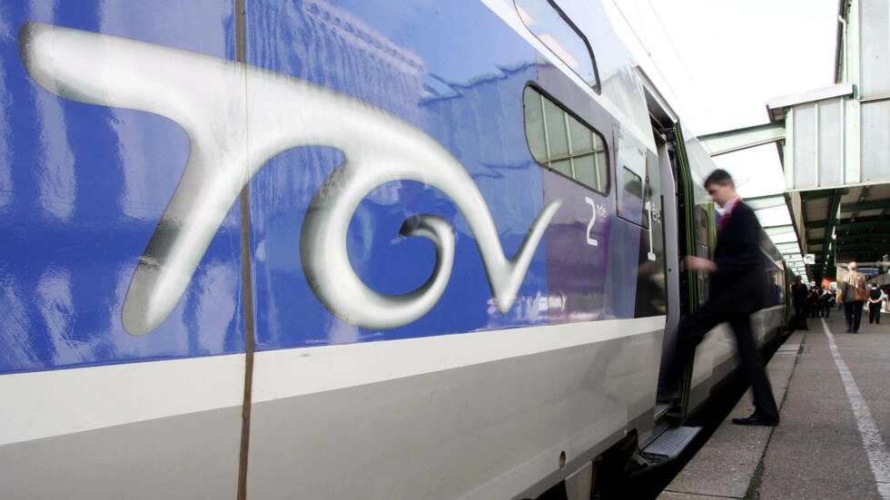 乗客がフランスのTGV高速列車に乗ります。© AP Photo/ミリアム・フォーゲル
