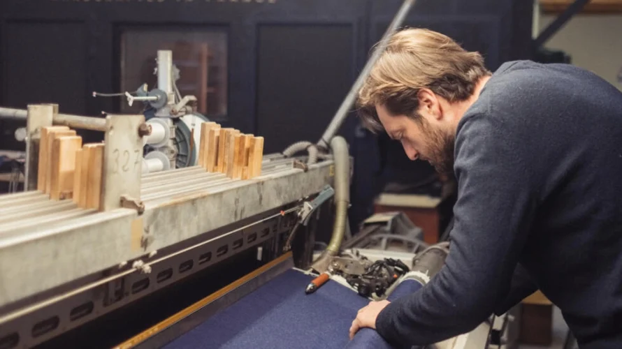 Ateliers de NImesの共同創設者であるGuillaume Sagotは、ワークショップの2つの織機の1つに取り組んでいます。© Ateliers de NImes