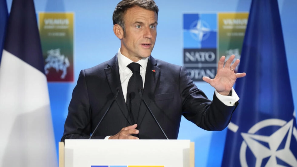 フランスのエマニュエル・マクロン大統領は、2023年7月12日水曜日、リトアニアのビリニュスで開催されたNATOサミットで記者会見で演説する。© AP Photo/Pavel Golovkin