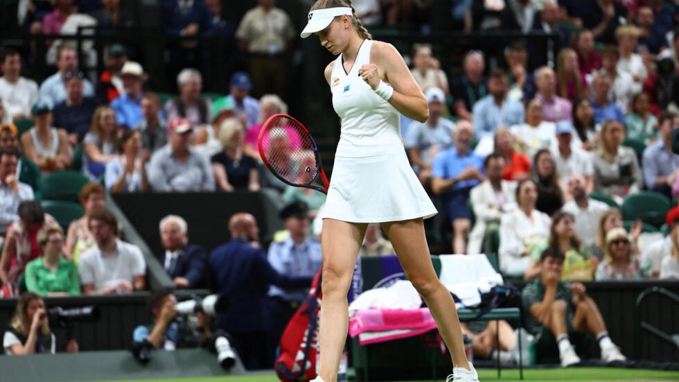 エレナ・リバキナは、第4ラウンドの対戦相手であるベアトリス・ハダッド・マイアが背中の怪我で試合から引退した後、ウィンブルドンで準々決勝に進出しました> REUTERS - TOBY MELVILLE
