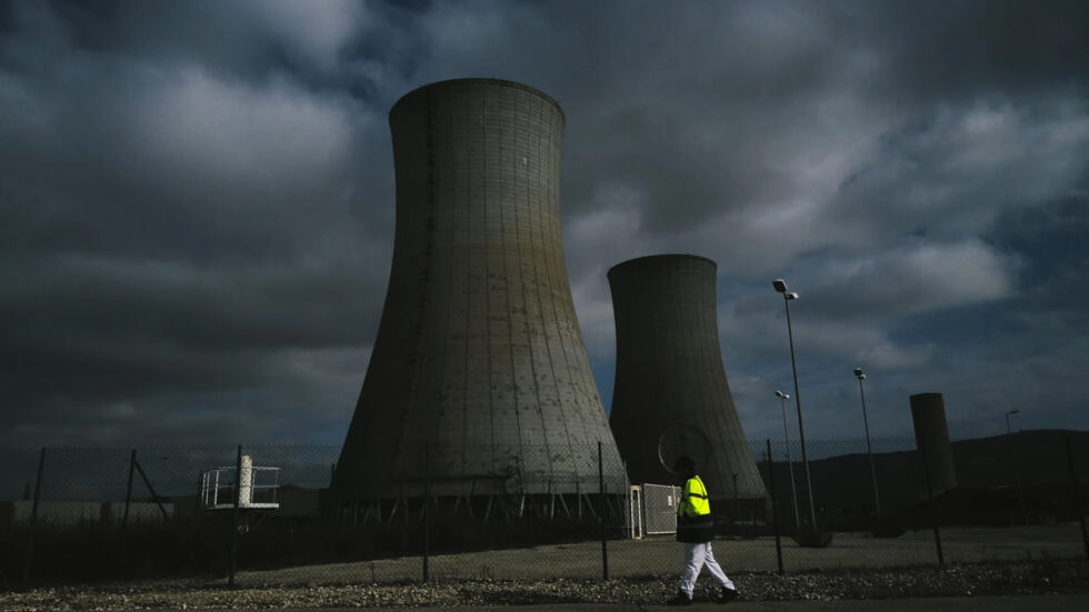 南フランスのサン・ポール・トロワ・シャトーにあるトリカスタン原子力発電所の2つの冷却塔。AFP - オリヴィエ・シャシニョール