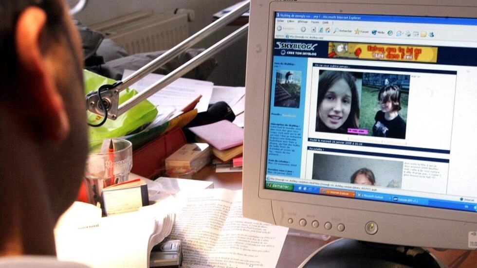 2005年1月にスカイブログを見る。このサイトは、フランスで最初で最も成功した自家製ソーシャルネットワークの1つでした。© FRANCOIS LO PRESTI / AFP