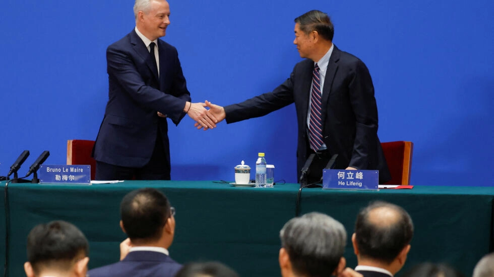 2023年7月29日、北京で開催された中国・フランス経済・金融対話での中国のHe Lifeng副首相とフランスのBruno Le Maire財務大臣。ロイター - トーマス・ピーター