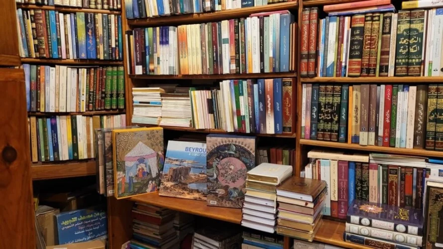 パリのLa Librairie de l'Orientには10,000冊以上の本が展示されています。© アン・ベルナス/RFI