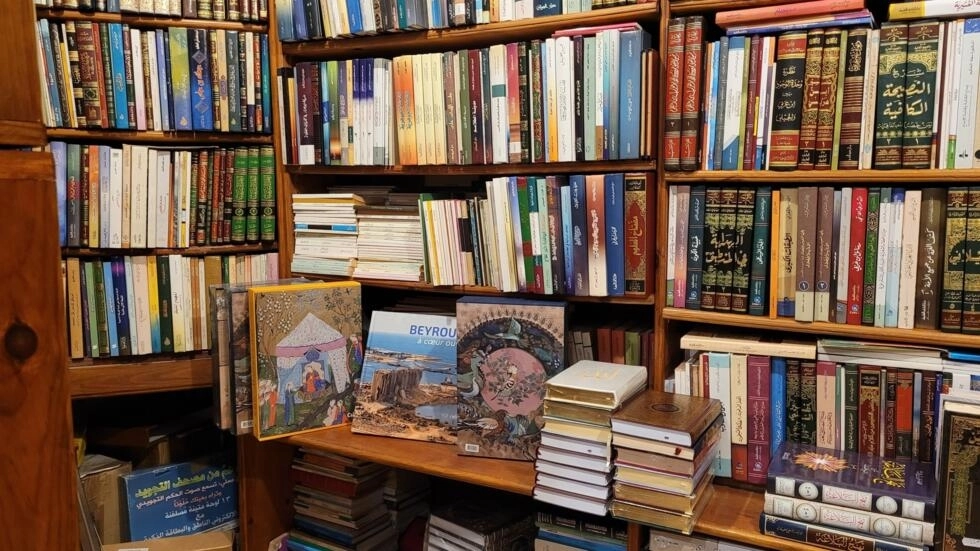 パリのLa Librairie de l'Orientには10,000冊以上の本が展示されています。© アン・ベルナス/RFI