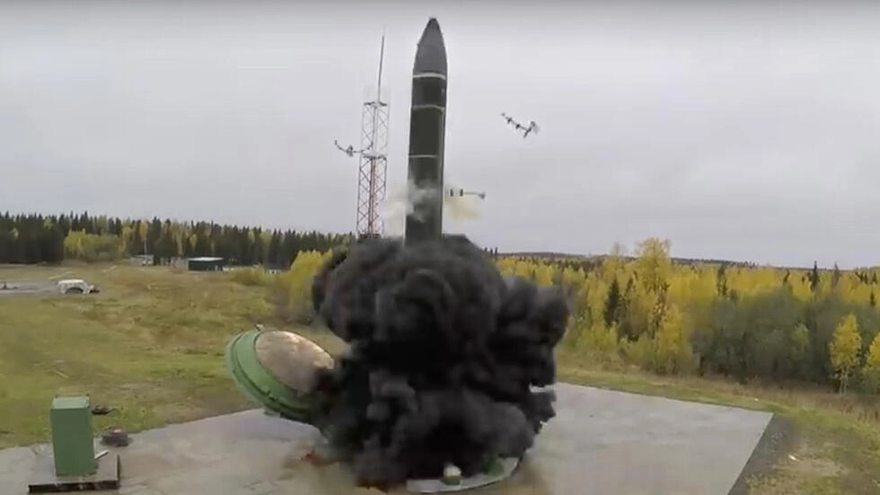 ロシア国防省プレスサービスによって配布された日付のない映像から撮影されたこの写真では、大陸間弾道ミサイルがロシアのサイロから離陸します。© AP