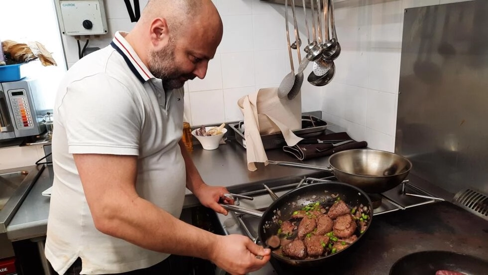 カマルグの雄牛は、保護された原産地呼称を持ち、シェフのジャン=ジャック・コクレが敬意を持って調理する希少な製品です。© フランス・インター/フィリップ・ルフェーブル