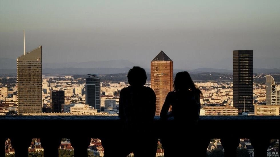 人々は2023年8月21日にフランス南東部のリヨンのビジネス地区を見渡します。© JEFF PACHOUD / AFP