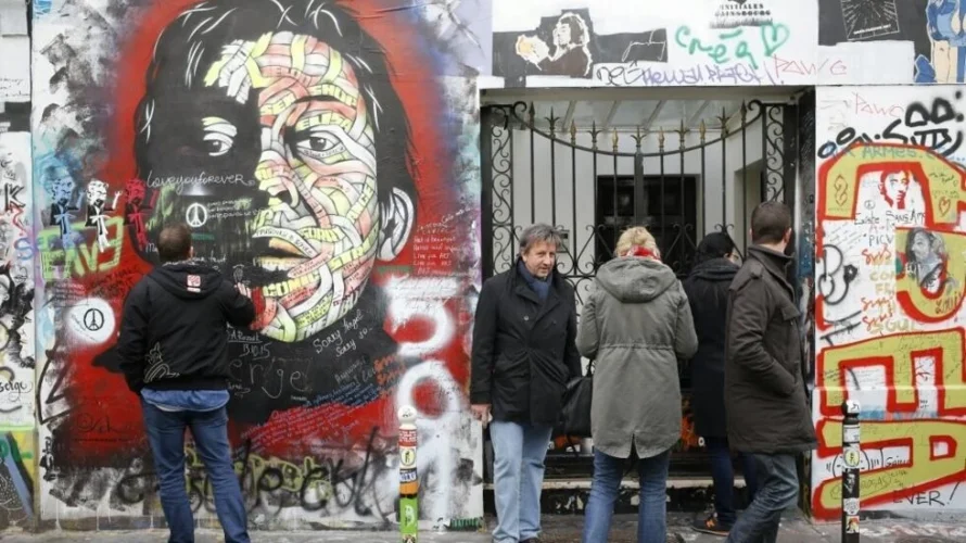 パリのヴェルヌイユ通り5番地にあるフランスの歌手セルジュ・ゲンスブールの家は、2016年3月2日の彼の死の25周年にトリビュートで覆われました。その家は2023年9月20日に一般公開された。© MATTHIEU ALEXANDRE / AFP