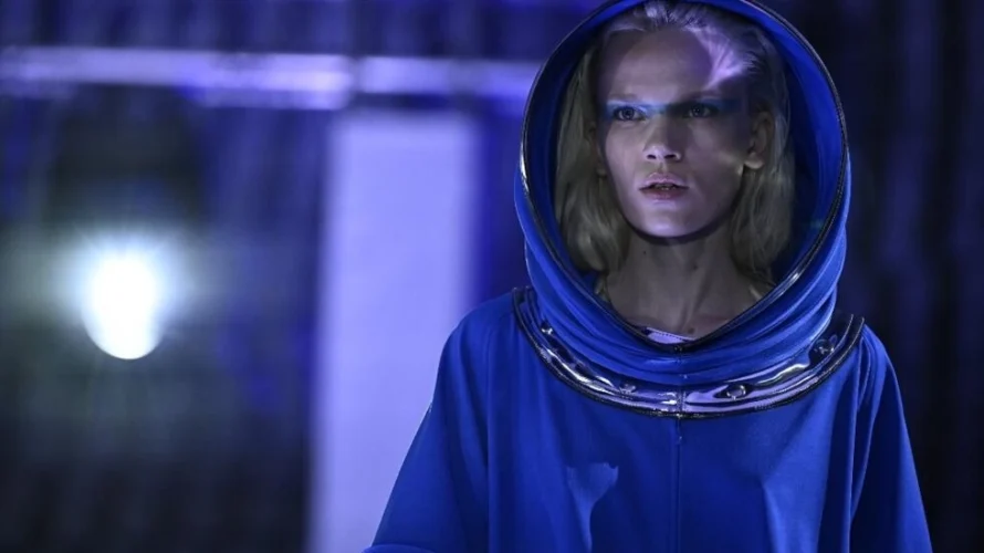 2023年9月25日にパリで開催されたパリファッションウィークレディースウェア2024年春夏中に、モデルがピエール・カルダンショーのランウェイを歩きます。© AFP - ジュリアン・ド・ローザ