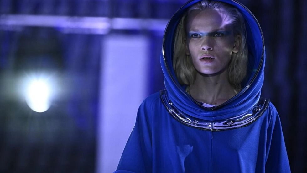 2023年9月25日にパリで開催されたパリファッションウィークレディースウェア2024年春夏中に、モデルがピエール・カルダンショーのランウェイを歩きます。© AFP - ジュリアン・ド・ローザ
