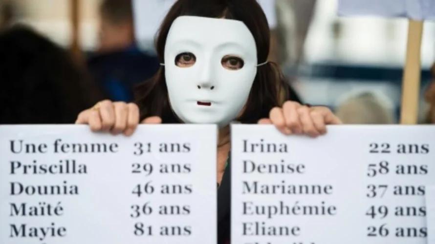 マルセイユの女性は、2019年にフランスでフェミニサイドの犠牲者の名前が書かれた看板を持っています。2022年の公式統計は、配偶者や元配偶者によって殺害された女性の数が安定していることを示しているが、殺人未遂は増加している。© Clement Mahoudeau/AFP