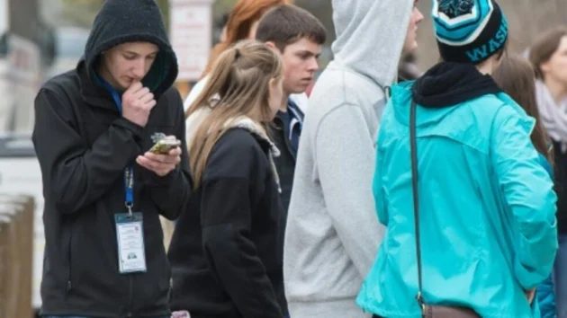 フランスは10代のいじめ、自殺防止における「失敗」を認めている