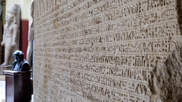 フランスの言語学者シャンポリオンが古代エジプトの象形文字のロックを解除した方法