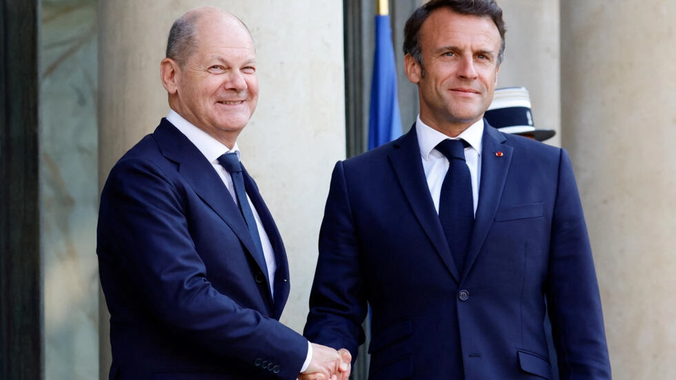 フランスのエマニュエル・マクロン大統領は、2023年6月12日にフランスのパリのエリゼでドイツのオラフ・ショルツ首相を歓迎する。© SARAH MEYSSONNIER / ロイター