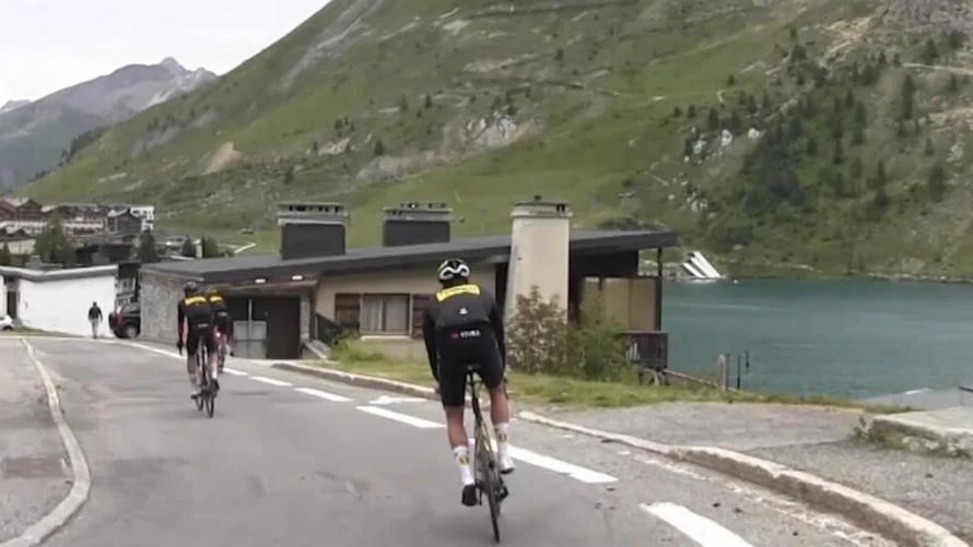 ジャンボ・ヴィスマのライダーは、フランスの高山の町ティーニュでトレーニングします。© ダナンジェイ・カディルカル