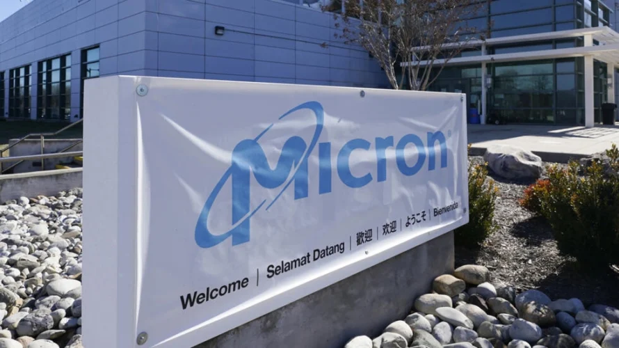 2022年2月11日、バージニア州マナサスにあるマイクロンテクノロジー自動車チップ製造工場の参入。AP - スティーブ・ヘルバー
