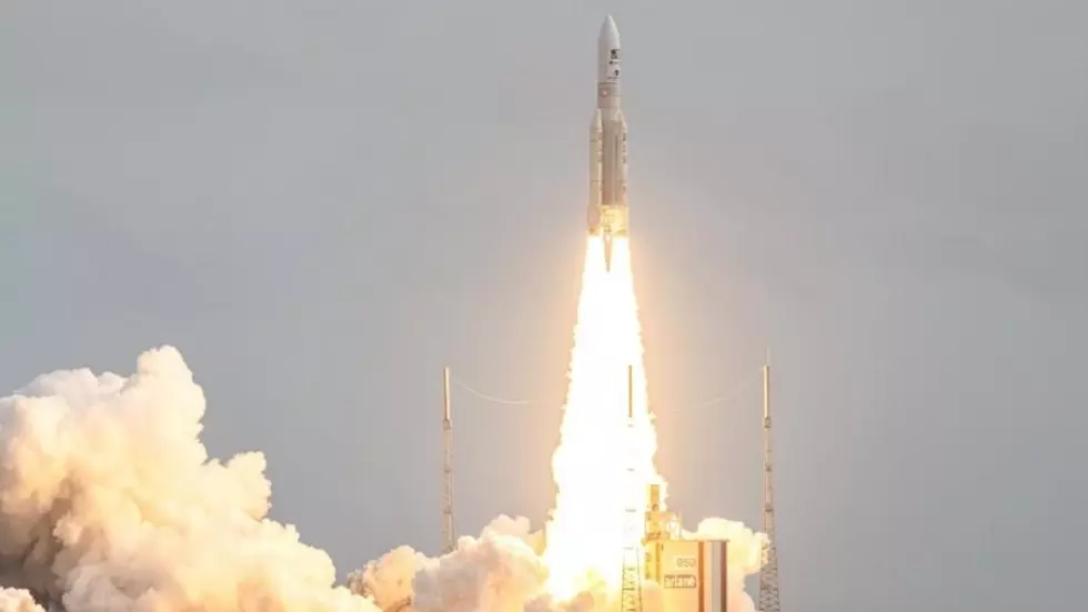 2023年4月14日、フランス領ギアナのクールー宇宙センターの発射場から離陸するアリアンスペースのアリアン5ロケット。© JODY AMIET/AFP