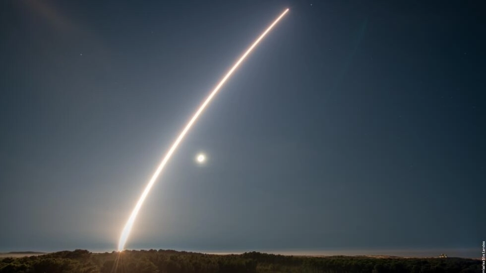 11月18日、フランス政府防衛調達技術機関(DGA)のウェブサイトでのM51.3戦略弾道ミサイルの試験発射の写真。© DGA EM