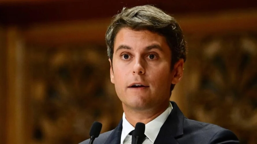 フランスの教育青年大臣ガブリエル・アタルは、2023年8月24日にパリのソルボンヌ大学で開催された新学年学長会議でスピーチを行います。© EMMANUEL DUNAND / AFP