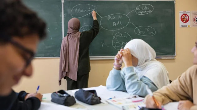 フランスが公的資金を削減したため、イスラム教徒の高校は将来を恐れている