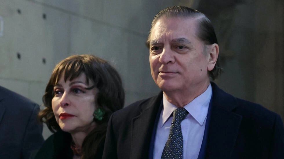 ルーマニアのポール・フィリップと妻のリア・ジョージア・トリフは、2023年11月29日にパリ控訴裁判所に到着します。© AFP / THOMAS SAMSON