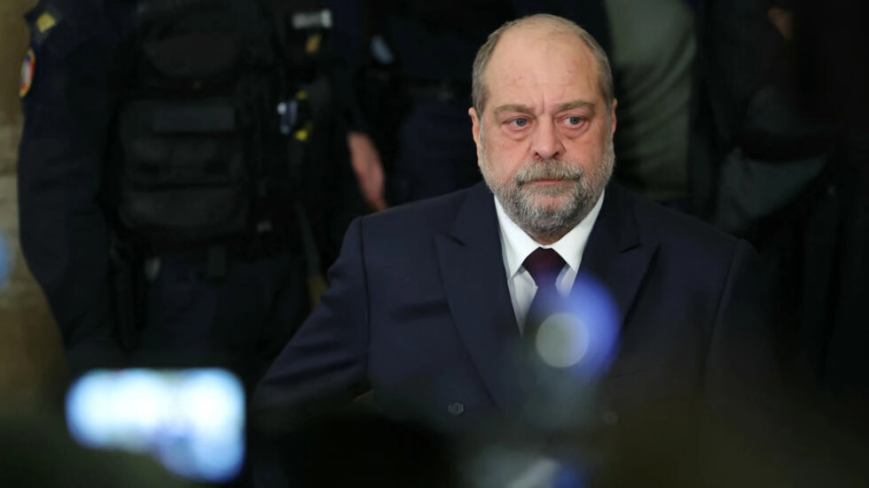 フランスのエリック・デュポン・モレッティ法務大臣は、2023年11月29日にパリでの利益相反と職務乱用の疑いをめぐる裁判の最終日にパリの裁判所で裁判所の判決を下した後、出発します。© AFP / THOMAS SAMSON