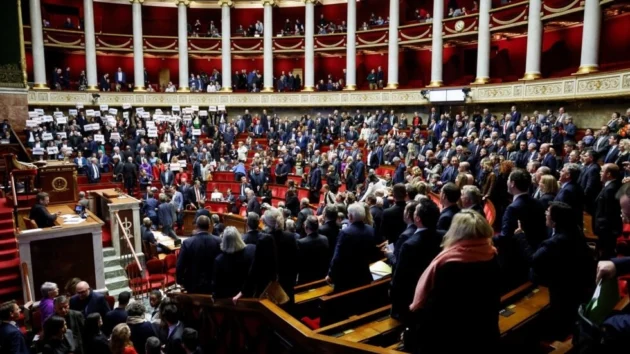 フランスが採用した物議を醸す移民改革は何ですか?