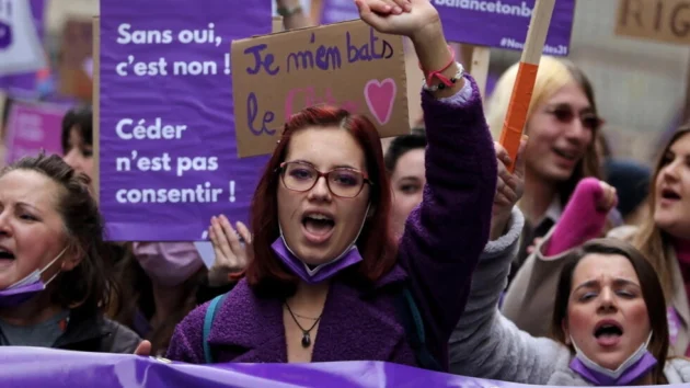 フランスは、特に若い男性の間で、日常の性差別を振り払うのに苦労している