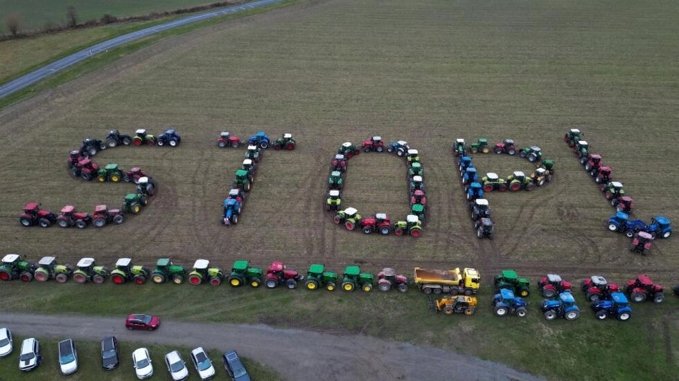 航空写真は、「STOP!」と読むように配置されたトラクターを示しています。2024年1月23日、フランス中部のマイレでの農民の抗議中。AFP - ギヨーム・スヴァン
