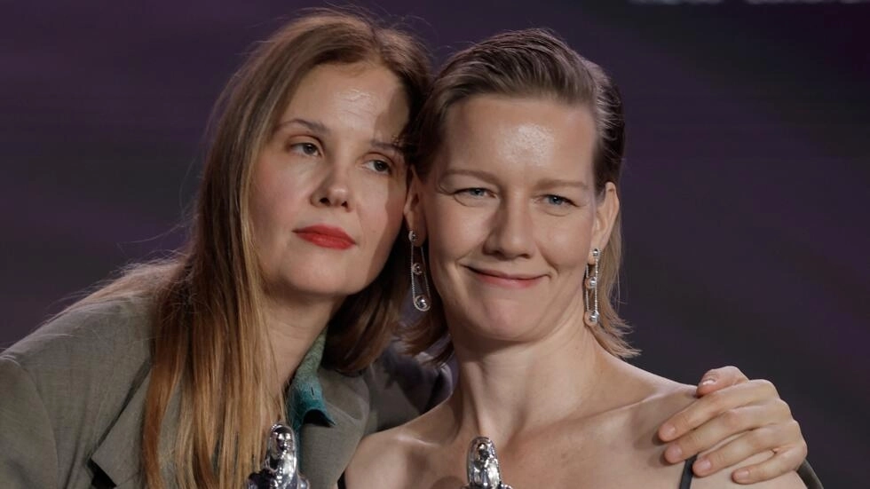 フランスの監督ジャスティン・トリエ(L)とドイツの俳優サンドラ・ヒューラーは、2023年12月9日にベルリンで開催された第36回ヨーロッパ映画賞授賞式で、映画「アナトミー・オブ・ア・フォール」で、最優秀ヨーロッパ監督賞と最優秀女優賞のトロフィーを挙げてポーズをとっています。© ODD ANDERSEN / AFP