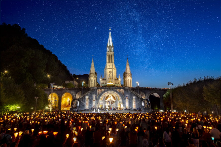 Esplanade procession aux flambeaux_nuit5_BD©P. Vincent-OT Lourdes_2021