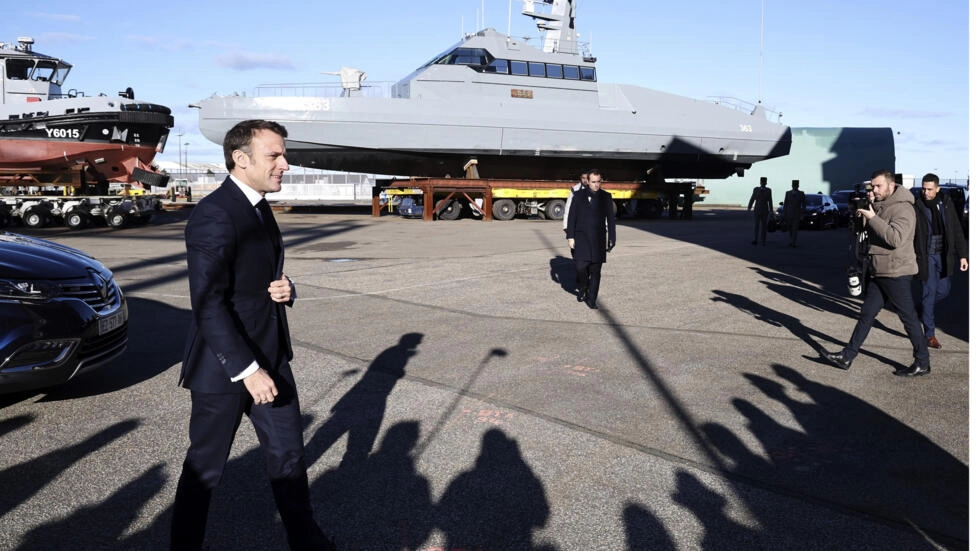 フランスのエマニュエル・マクロン大統領は、2024年1月19日金曜日、ノルマンディーのシェルブールにあるフランス軍への新年の願いの一環として、CMN(Constructions Mecaniques de Normandie)に到着します。AP - クリストフ・プティ=テソン