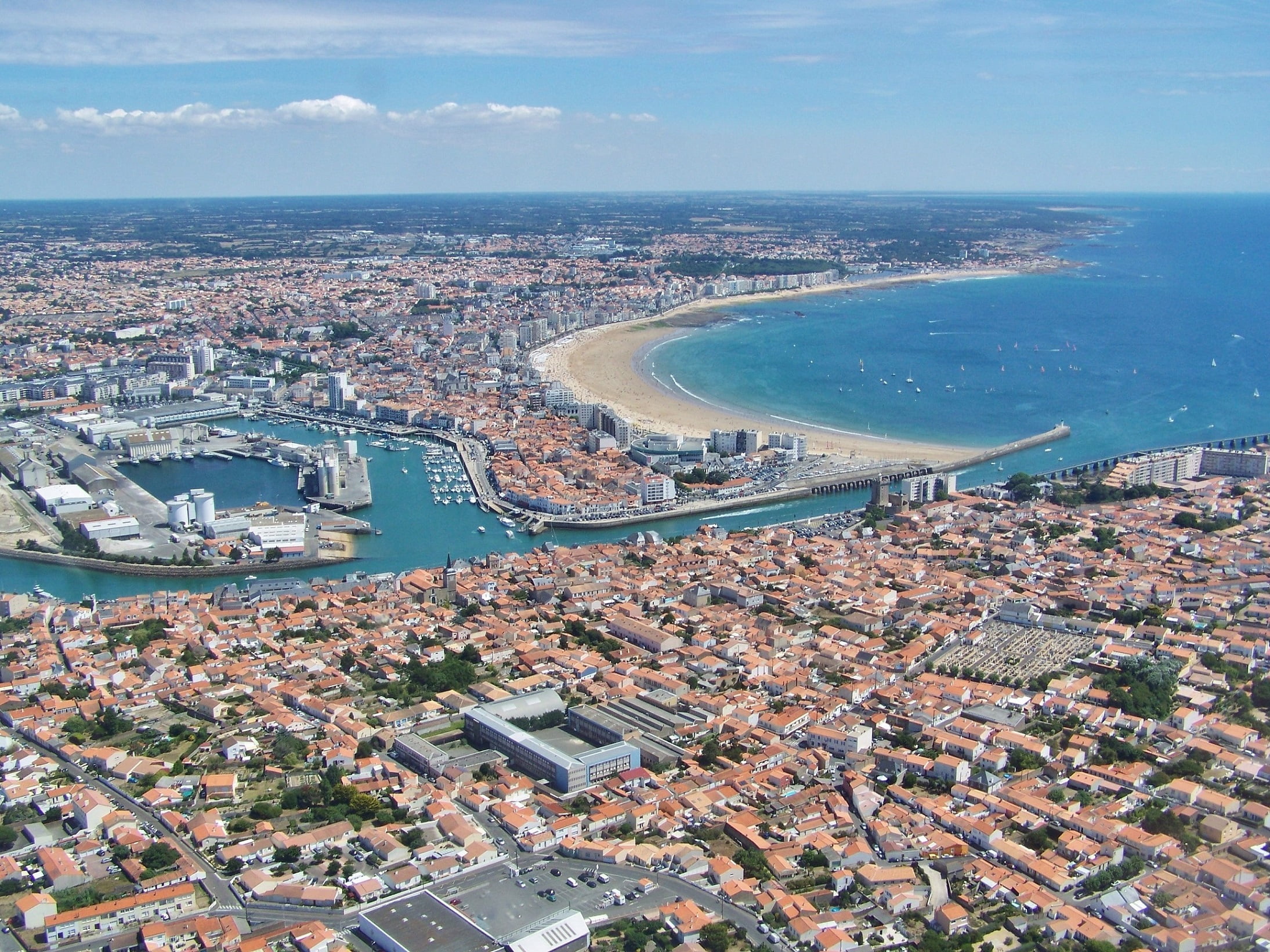 Vue aérienne des Sables d'Olonne, en Vendée, sur la côte atlantique française.