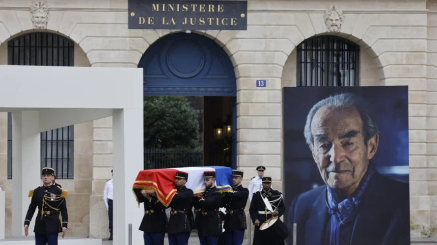 共和党近衛隊は、2024年2月14日にパリのヴァンドーム広場で、法務省の外で彼に敬意を表して全国的な賛辞儀式で、元フランスの法務大臣ロバート・バディンターの棺を運びます。AFP - ルドヴィック・マリン