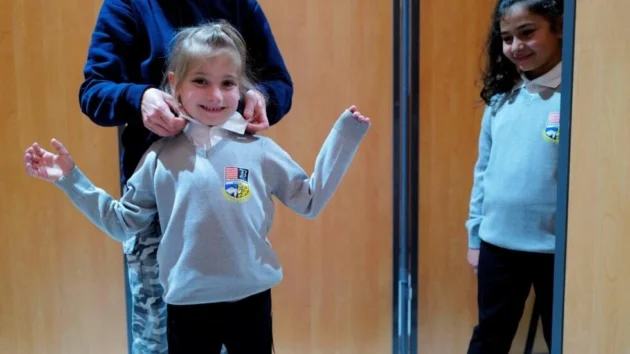 フランスの町は物議を醸す学校の制服をテストする