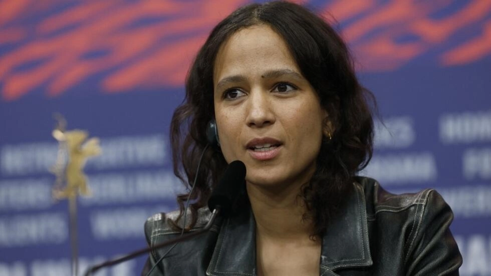 フランス系セネガル人映画監督で女優のマティ・ディオップは、2024年2月18日にベルリンで、ヨーロッパで最初の主要な映画祭である第74回ベルリナーレのコンペティションで発表された映画「ダホメ」の記者会見で講演します。AFP - オッド・アンダーセン