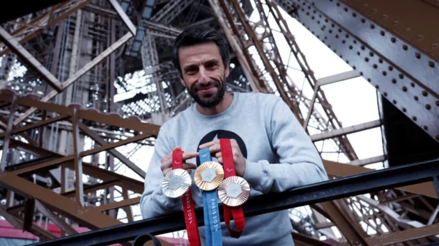 エッフェル塔の金属を含むパリオリンピックのメダル