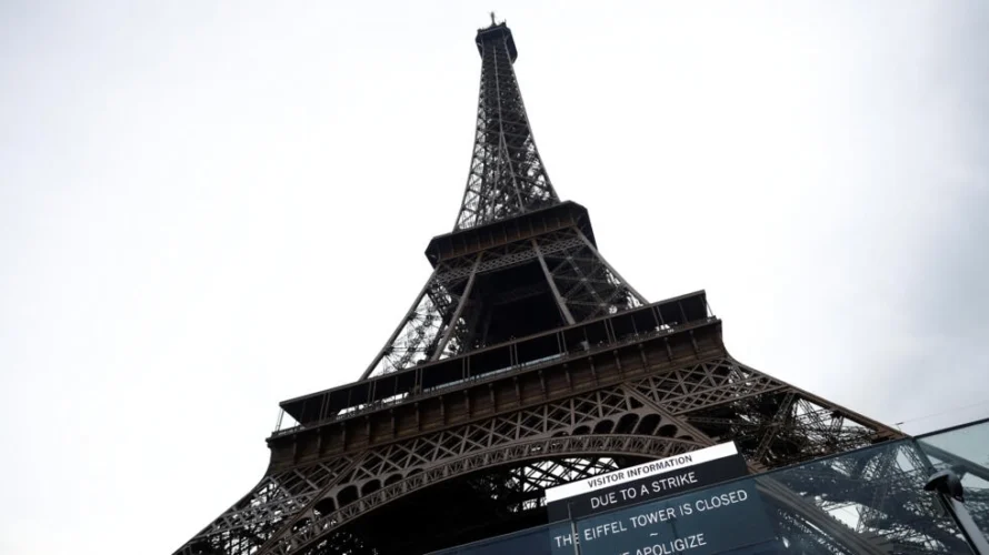 「ストライキのため、エッフェル塔は閉鎖された。We apoligize」は、2024年2月19日、パリのエッフェル塔の前の看板を読んでいます。© サラ・メイソニエ/ロイター