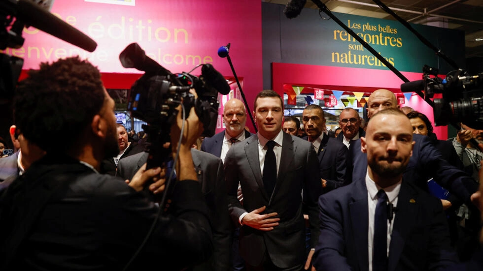 フランスの極右ナショナルラリー(Rassemblement National - RN)パーティーの会長であるジョーダン・バルデラは、2024年2月25日、フランスのパリにあるポルト・ド・ヴェルサイユ展示センターで国際農業フェア(Salon International de l'Agriculture)を訪問しました。ロイター - ヨハンナ・ジェロン