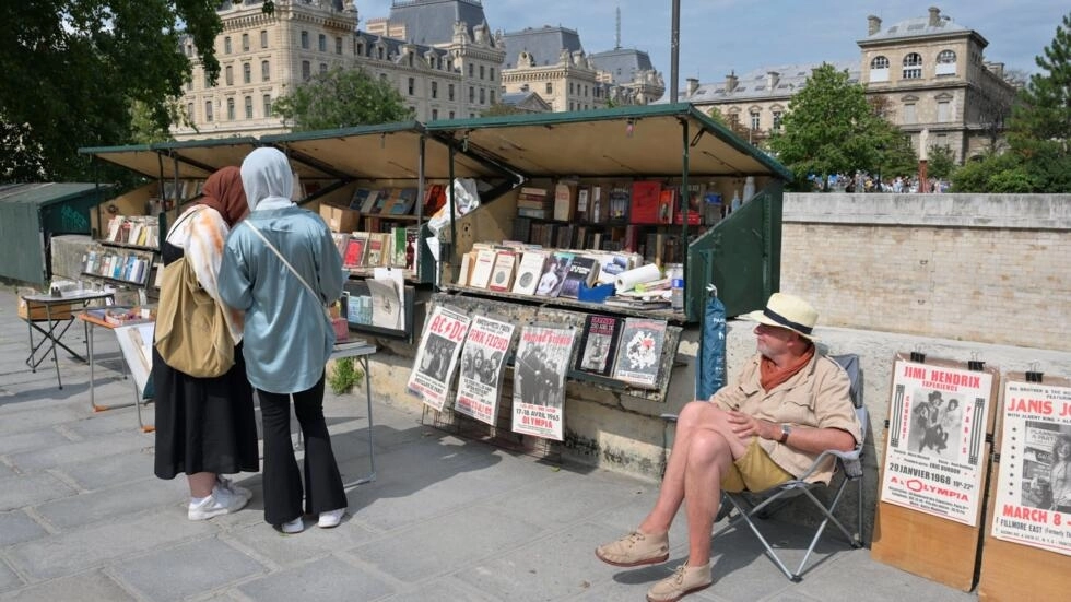 パリの書店のブースは、セーヌ川沿いのおなじみの光景です。© MIGUEL MEDINA / AFP/ファイル