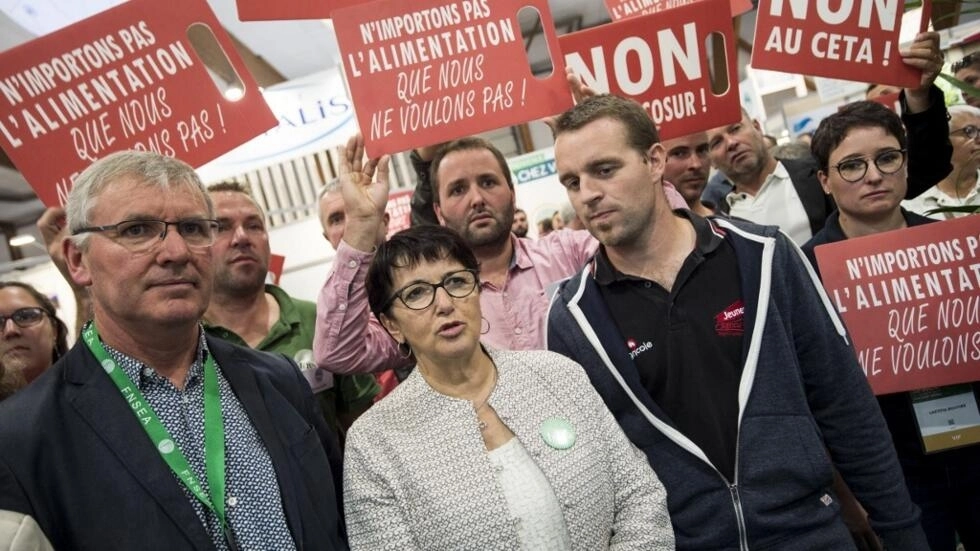 フランスの農民は長い間、セタとメルコスールの貿易協定に反対してきました。2019年に撮影された彼らは、「メルコスールにノー」、「私たちが望まない食べ物を輸入しないようにしよう」、「セタにノー」と書かれたプラカードを持っています。AFP - セバスチャン・サロム=ゴミス