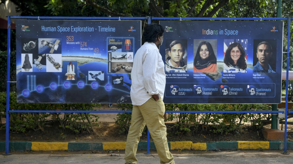 2022年7月21日、バンガロールのジャワハルラール・ネルー・プラネタリウムで開催された有人宇宙飛行博覧会に展示されているインド出身の宇宙飛行士のポスター。© AFP / マンジュナス・キラン
