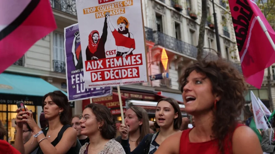 女性は、2023年9月28日にパリで開催される国際安全中絶デーに中絶の権利を支持する集会に参加します。AFP - トーマス・サムソン