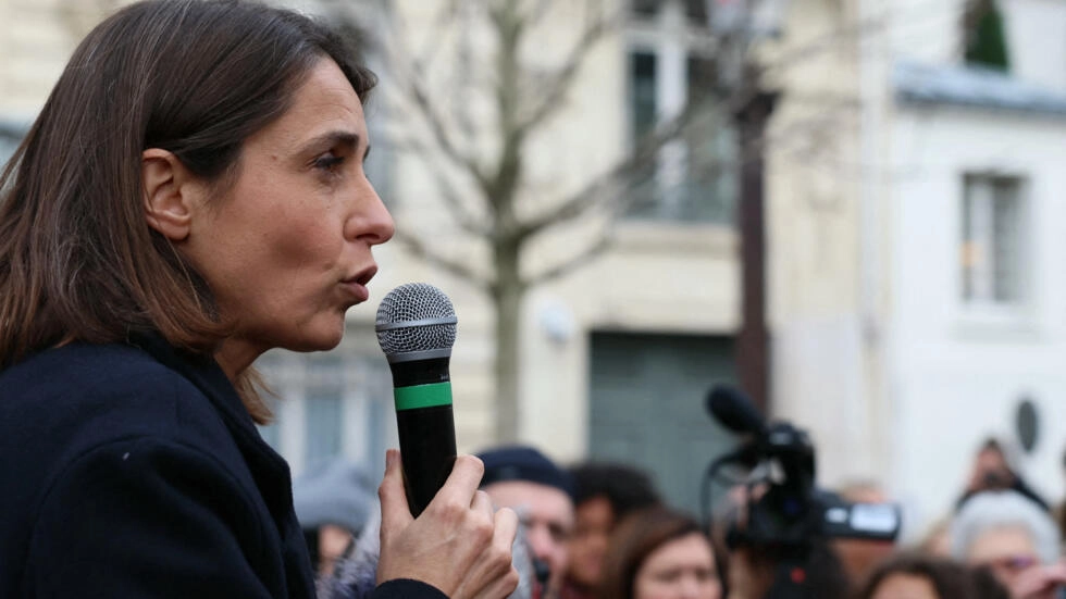 フランスのCGT労働組合書記長ソフィー・ビネは、2023年12月11日、移民擁護のためのデモで演説します。AFP - アラン・ジョカード