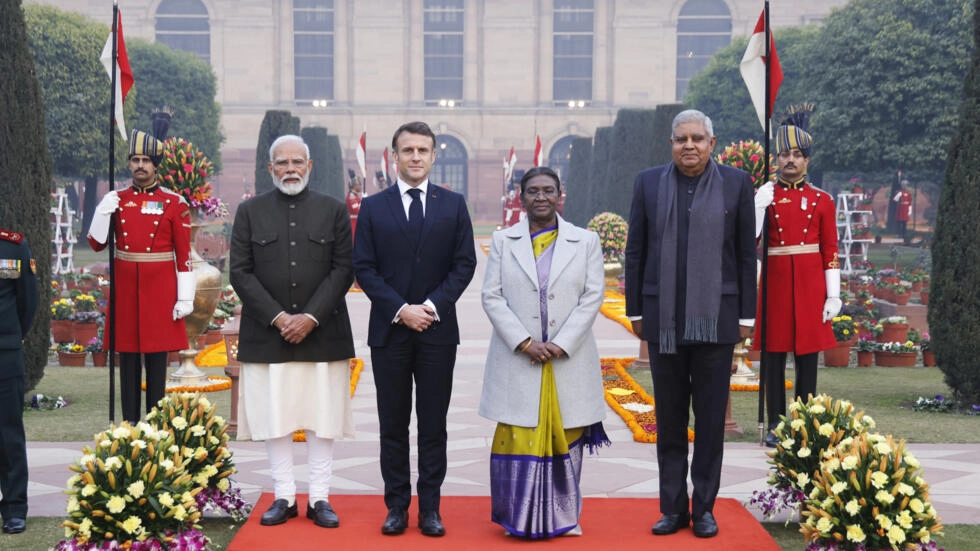 インドのドルパディ・ムルム大統領、フランスのエマニュエル・マクロン大統領、インドのナレンドラ・モディ首相、インドのジャグディープ・ダンカール副大統領は、2024年1月26日にニューデリーの大統領官邸ラシュトラパティ・バヴァンでのレセプションで写真を撮りました。AFP - ルドヴィック・マリン