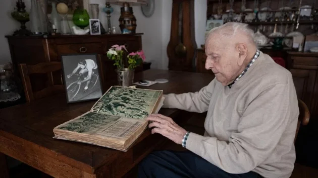 100歳のフランスのサイクリングチャンピオンがオリンピック聖火リレーに参加